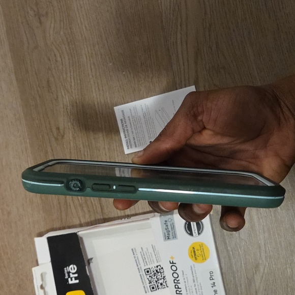 OtterBox Series Frē Waterproof Case for iPhone 14 Pro - Green - Picture 5 of 6